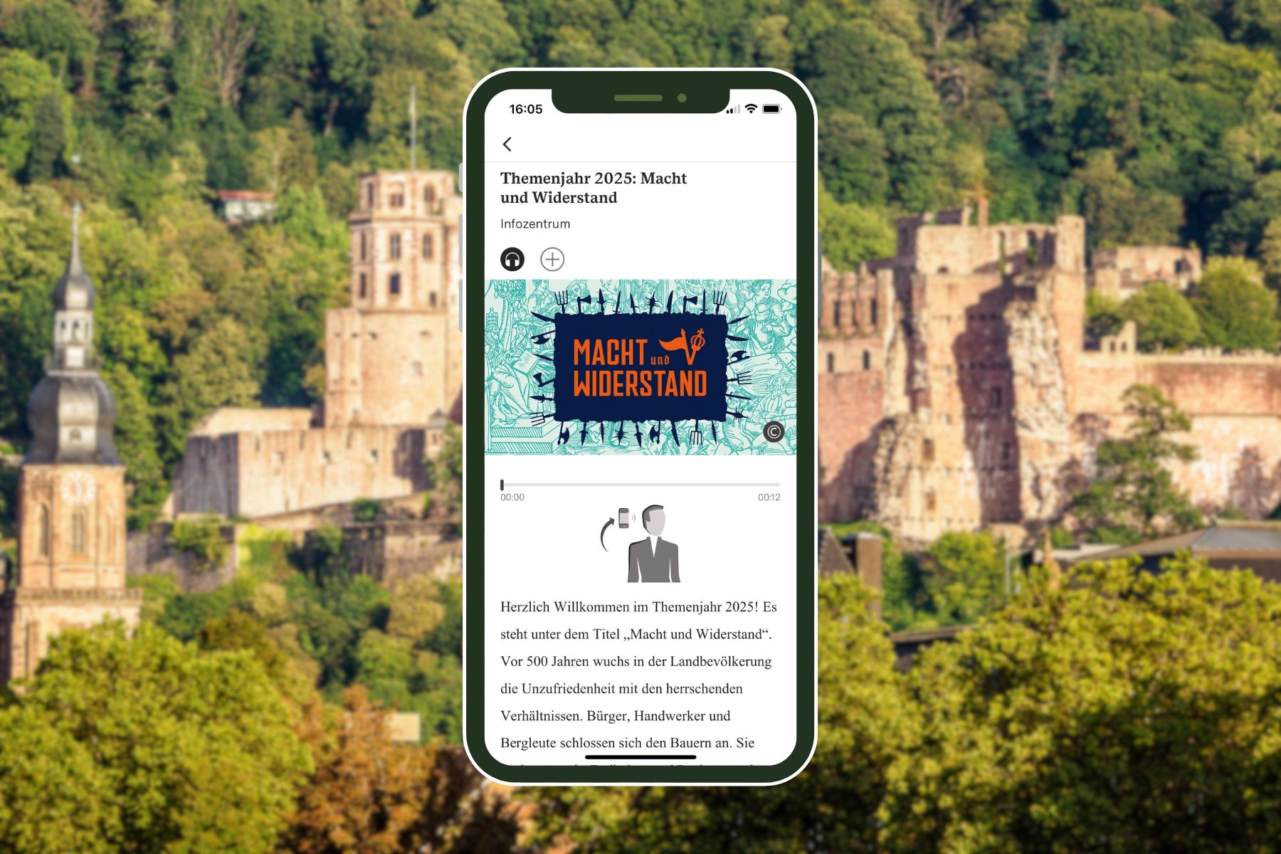 Smartphone mit Themenjahr-Tourstation vor einer Außenansicht von Schloss Heidelberg