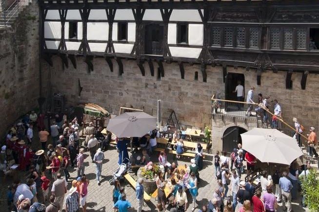 Besucher im Hof der Burg Wäscherschloss beim Frühlingsfest