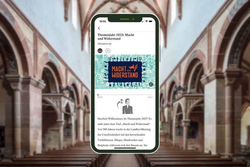 Smartphone mit Themenjahrs-Station vor Innenansicht der Klosterkirche Maulbronn