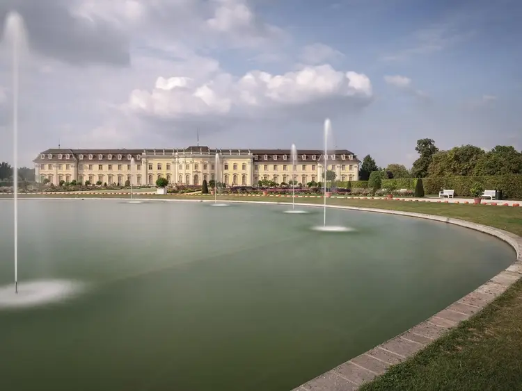 Foto: Staatliche Schlösser und Gärten Baden-Württemberg, Günther Bayerl Residenzschloss Ludwigsburg, Brunnen mit Fontänen und Schloss im Hintergrund