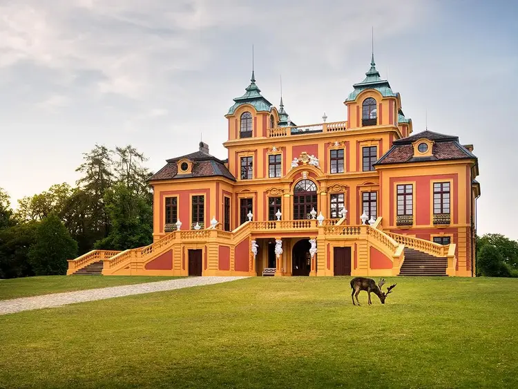 Foto: Staatliche Schlösser und Gärten Baden-Württemberg, Günther Bayerl Schloss Favorite Ludwigsburg, Außenfassade mit Hirsch im Vordergrund