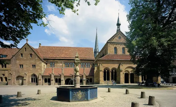 Kloster Maulbronn, Klausur mit Friedenslinde