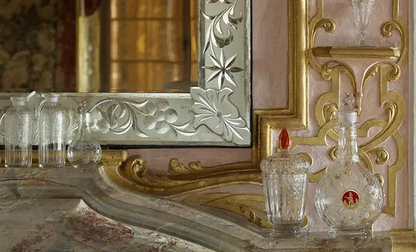 Foto: Staatliche Schlösser und Gärten Baden-Württemberg, Martine Beck Coppola Schloss Favorite Rastatt, Gläser auf dem Kaminsims des kleinen Speisezimmers im Appartement der Markgräfin, Böhmen 1. Drittel des 18. Jahrhunderts