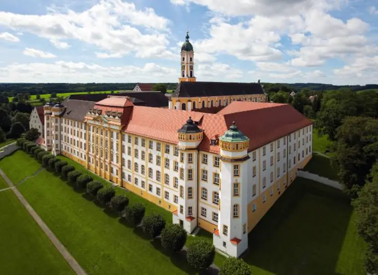 Foto: Staatliche Schlösser und Gärten Baden-Württemberg, Achim Mende Kloster Ochsenhausen aus der Luft