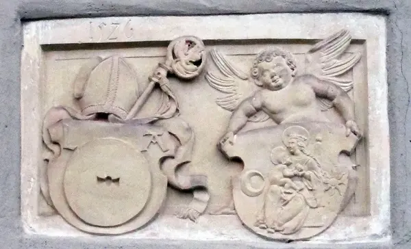 Links das Mühlsteinwappen des Abtes Laurentius Autenrieth und rechts das Lorcher Klosterwappen